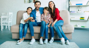 Genç aile evde mutlu zaman harcama 