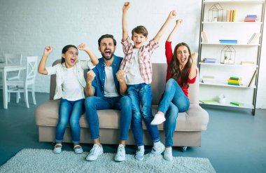 Genç aile evde mutlu zaman harcama 
