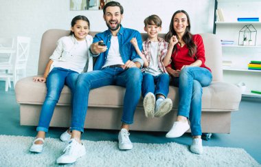Genç aile evde mutlu zaman harcama 