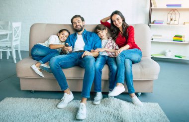 Genç aile evde mutlu zaman harcama 