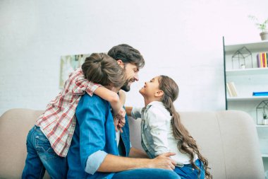 Genç Baba evde çocuğu ile vakit