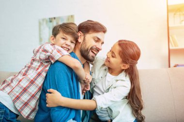 Genç Baba evde çocuğu ile vakit