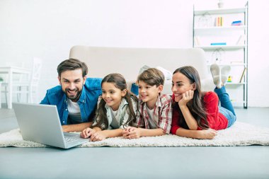 Dizüstü bilgisayar kullanarak ve evde vakit genç Aile