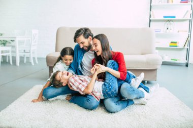 Genç aile evde mutlu zaman harcama 