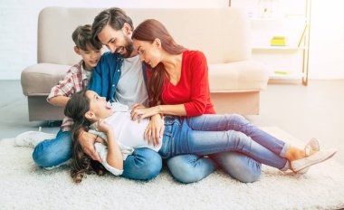 Genç aile evde mutlu zaman harcama 