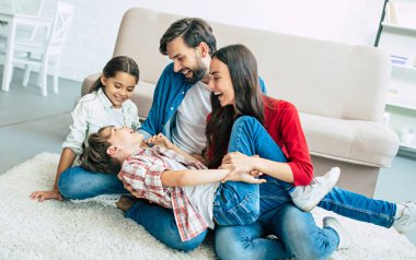 Genç aile evde mutlu zaman harcama 