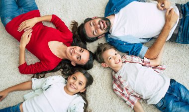Mutlu aile kat daire içinde yatan üstten görünüm 