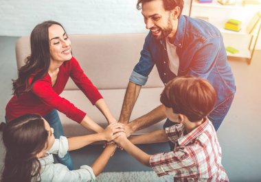 Dostu genç aile buluşması birlikte daire içinde eller 