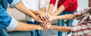 Dostu genç aile buluşması birlikte daire içinde eller 