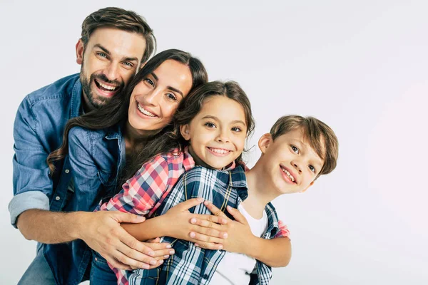 Groepsportret Van Jonge Kaukasische Familie Met Zoon Dochter Witte Achtergrond — Stockfoto