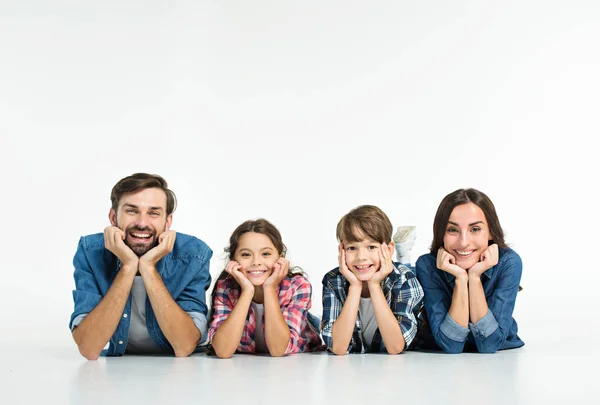 Genç mutlu aile üzerinde beyaz bakcground yalan