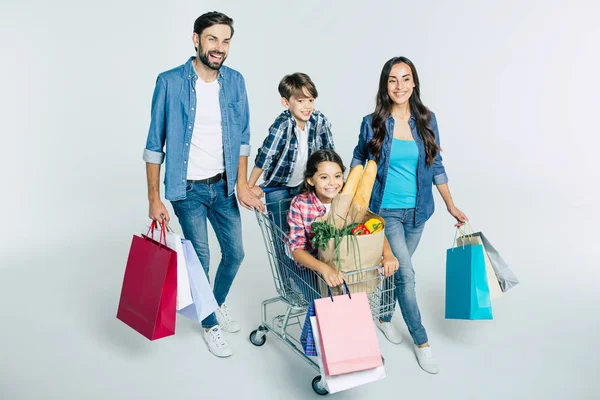 Joven Familia Caucásica Con Bolsas Compras Sobre Fondo Blanco Concepto — Foto de Stock