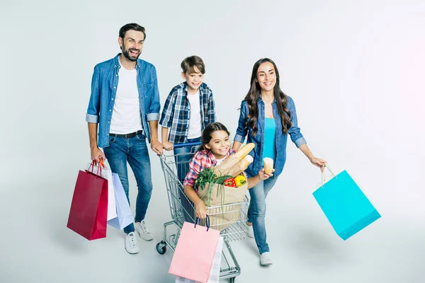 Joven Familia Caucásica Con Bolsas Compras Sobre Fondo Blanco Concepto — Foto de Stock