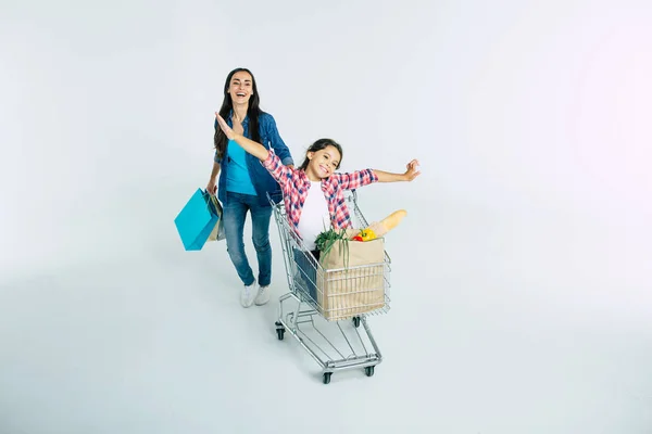 Moeder Dochter Met Boodschappentassen Witte Achtergrond Shopping Concept — Stockfoto