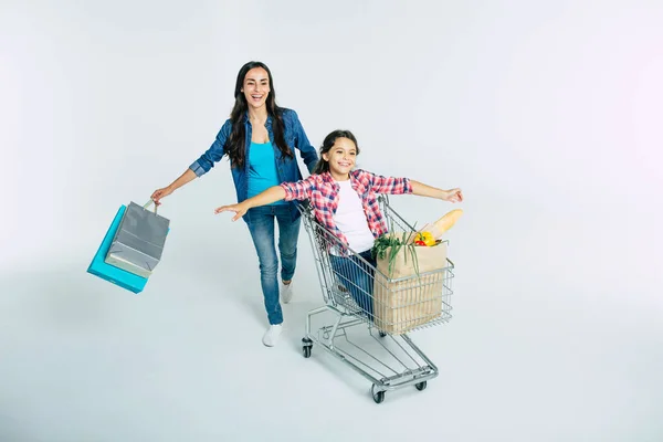Moeder Dochter Met Boodschappentassen Witte Achtergrond Shopping Concept — Stockfoto
