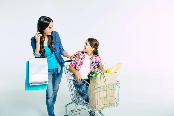 Moeder Dochter Met Boodschappentassen Witte Achtergrond Shopping Concept — Stockfoto