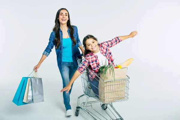 Moeder Dochter Met Boodschappentassen Witte Achtergrond Shopping Concept — Stockfoto