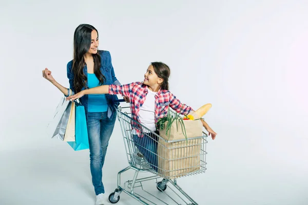 Moeder Dochter Met Boodschappentassen Witte Achtergrond Shopping Concept — Stockfoto