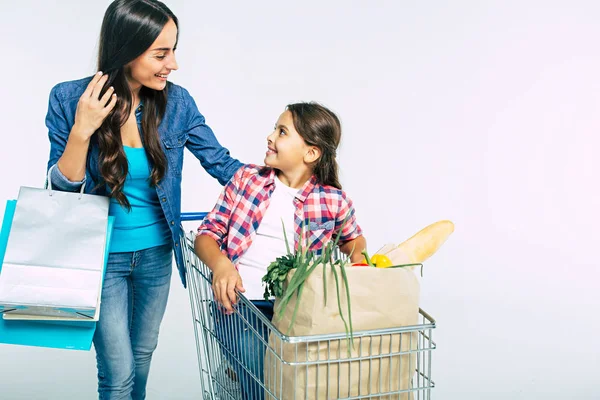 Moeder Dochter Met Boodschappentassen Witte Achtergrond Shopping Concept — Stockfoto