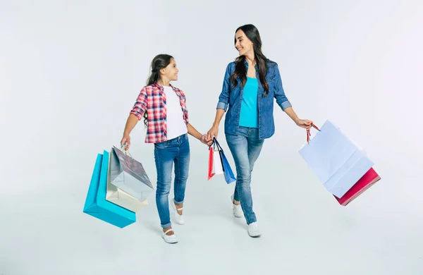 在白色背景购物袋的母亲和女儿 购物概念 — 图库照片
