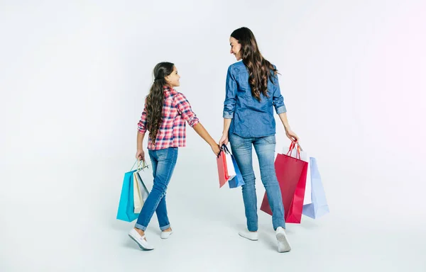 Mutter Und Tochter Mit Einkaufstaschen Auf Weißem Hintergrund Einkaufskonzept — Stockfoto