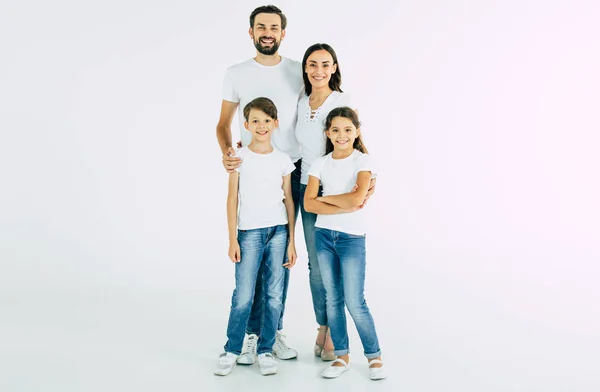 息子と白い背景の上の娘と若い白人家族のグループの肖像画 — ストック写真