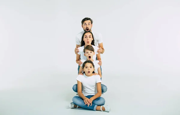 Groepsportret Van Jonge Kaukasische Familie Met Zoon Dochter Witte Achtergrond — Stockfoto