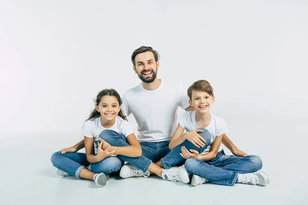 Jovem Pai Posando Com Crianças Fundo Branco — Fotografia de Stock