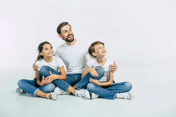 Jovem Pai Posando Com Crianças Fundo Branco — Fotografia de Stock