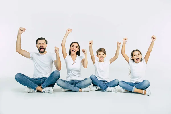 Gruppo Ritratto Giovane Famiglia Caucasica Con Figlio Figlia Sfondo Bianco — Foto Stock