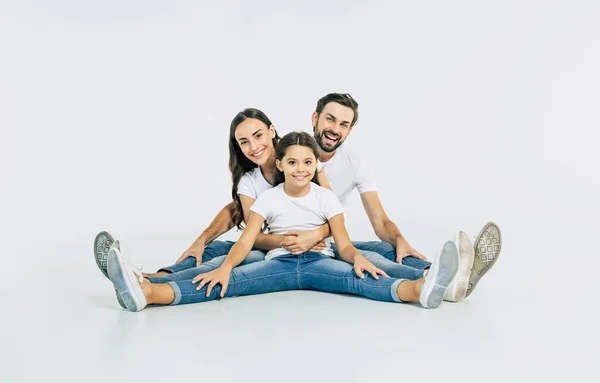 Família Jovem Com Filha Posando Fundo Branco — Fotografia de Stock