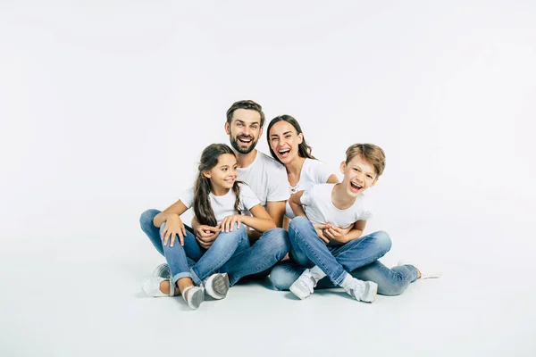 Gruppo Ritratto Giovane Famiglia Caucasica Con Figlio Figlia Sfondo Bianco — Foto Stock