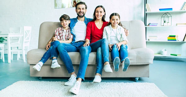 Jovem Família Passar Tempo Feliz Casa — Fotografia de Stock