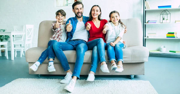 Joven Familia Pasar Tiempo Feliz Casa — Foto de Stock