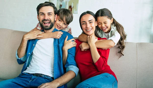 Jovem Família Passar Tempo Feliz Casa — Fotografia de Stock