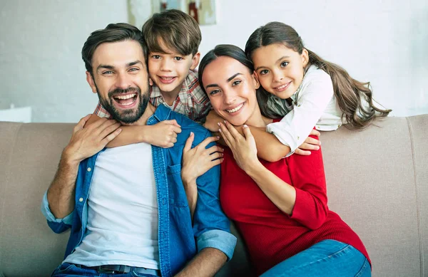 Genç Aile Evde Mutlu Zaman Harcama — Stok fotoğraf