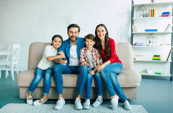 Genç Aile Evde Mutlu Zaman Harcama — Stok fotoğraf