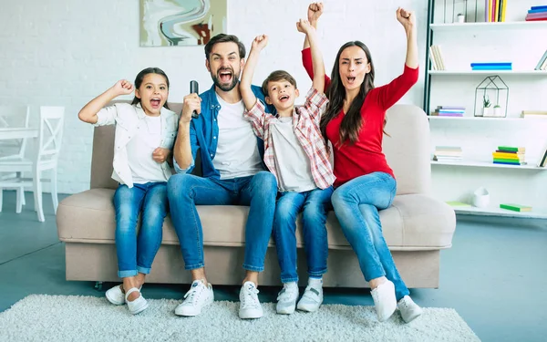 Jonge Familie Gelukkig Tijd Thuis Doorbrengen — Stockfoto