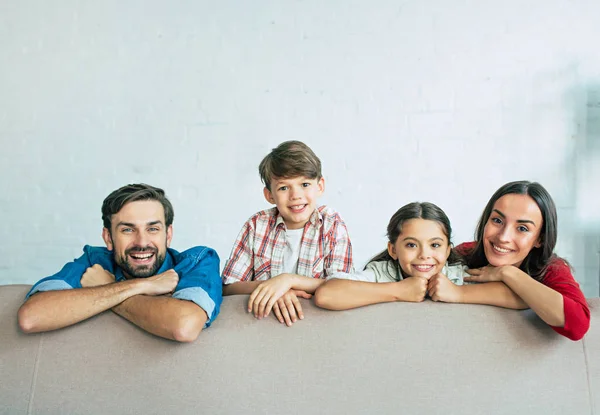 Jonge Familie Gelukkig Tijd Thuis Doorbrengen — Stockfoto