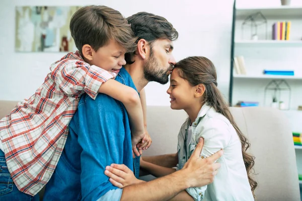 Jonge Vader Tijd Doorbrengen Met Kinderen Thuis — Stockfoto