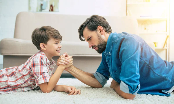 Genç Gülümseyen Baba Oğluyla Evde Oynarken — Stok fotoğraf