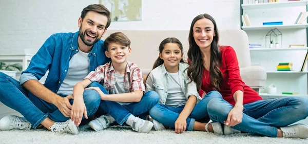 Les Jeunes Familles Passent Bon Temps Maison — Photo