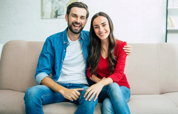 Jonge Gelukkige Familie Zittend Bank Lichte Woonkamer — Stockfoto