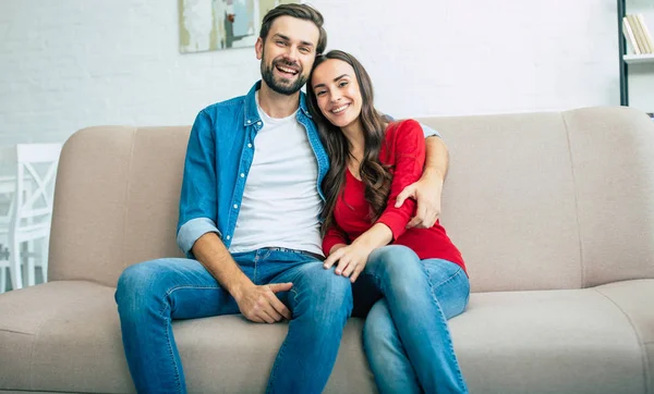 Jonge Gelukkige Familie Zittend Bank Lichte Woonkamer — Stockfoto