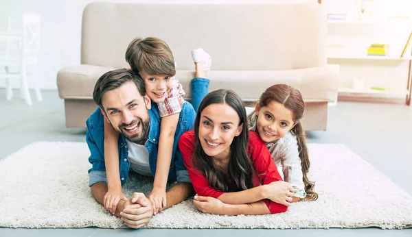 Jonge Familie Gelukkig Tijd Thuis Doorbrengen — Stockfoto