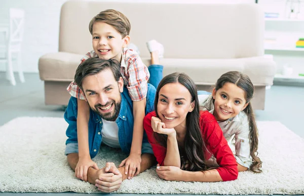 家庭での幸せな時間を過ごす若い家族 — ストック写真