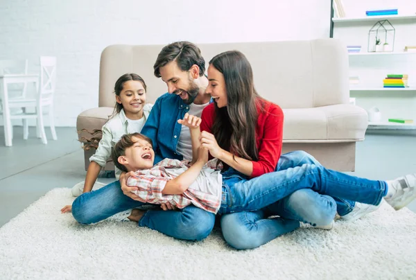 Jonge Familie Gelukkig Tijd Thuis Doorbrengen — Stockfoto