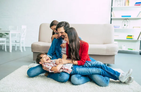 Jovem Família Passar Tempo Feliz Casa — Fotografia de Stock