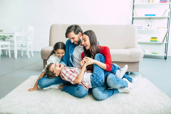 Νεαρή Οικογένεια Δαπάνες Χαρούμενη Ώρα Στο Σπίτι — Φωτογραφία Αρχείου