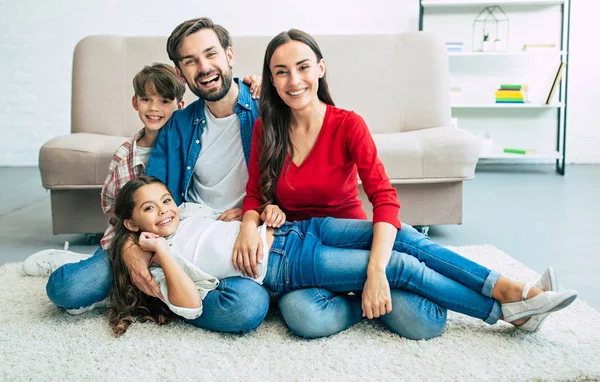 Genç aile evde mutlu zaman harcama 